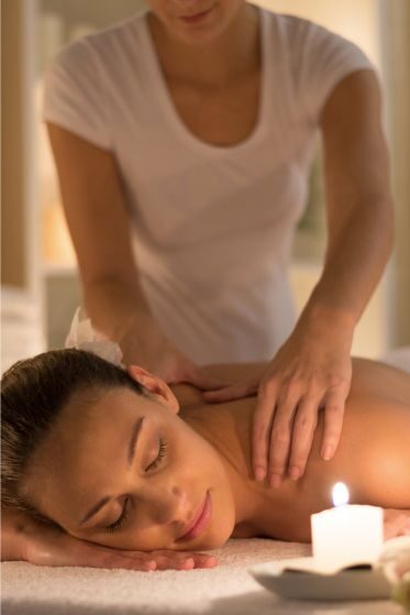 Abhyanga Massage für Frauen. Diese Ganzkörpermassage gehört zu den wohltuendsten und effektivsten Behandlungsformen der ayurvedischen Gesundheitslehre.