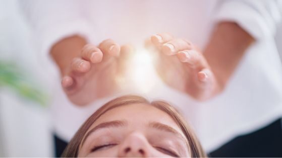 Reiki ganzheitlich in Usui Art als Chakrenausgleich oder in Scharmanischer Ayni Anwendung.